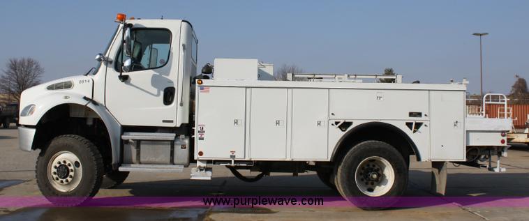 image for item 4892 2004 Freightliner M2 utility truck