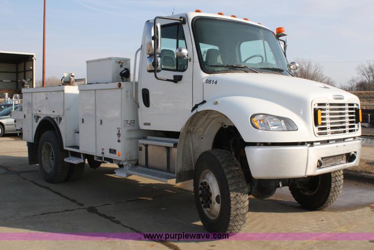 image for item 4892 2004 Freightliner M2 utility truck