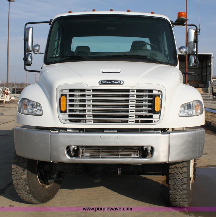 image for item 4892 2004 Freightliner M2 utility truck