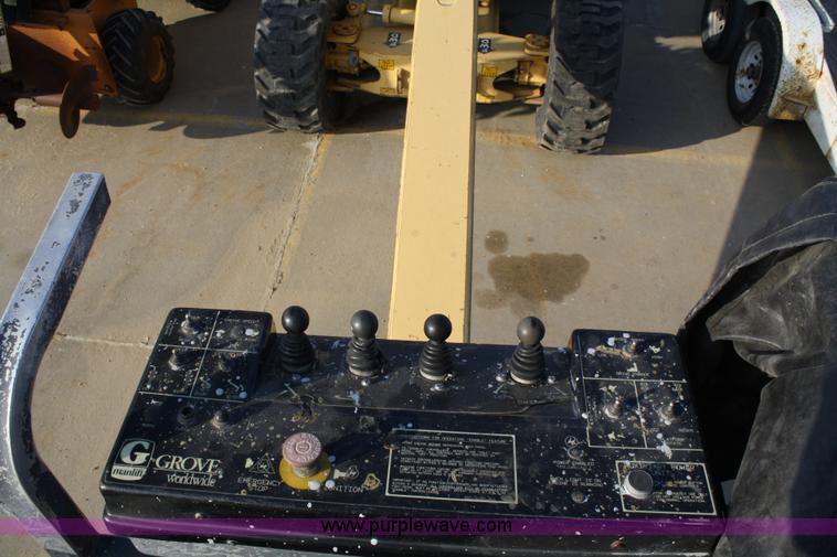 image for item 4895 Grove AM066 man lift