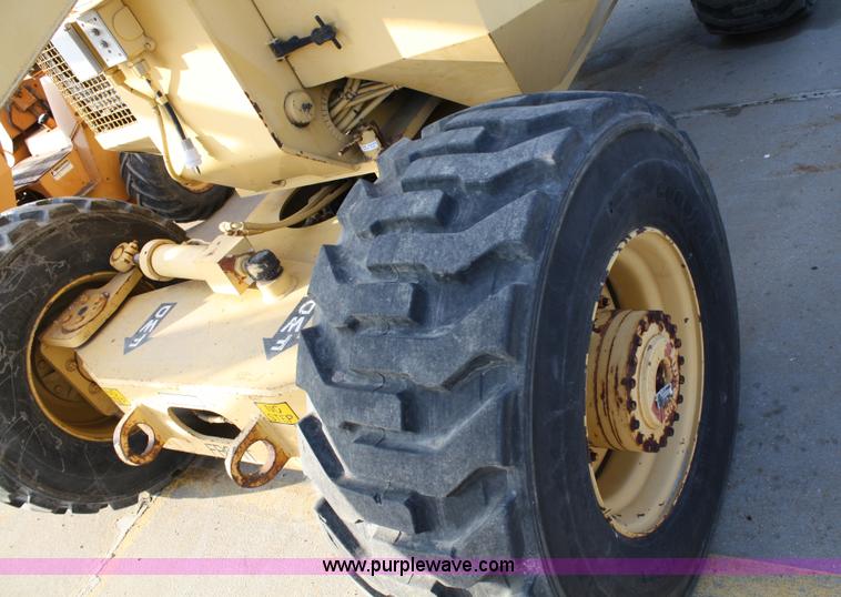 image for item 4895 Grove AM066 man lift