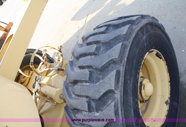 image for item 4895 Grove AM066 man lift