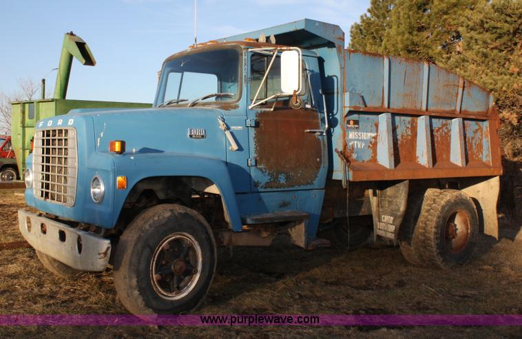image for item 4910 1982 Ford F800 dump truck