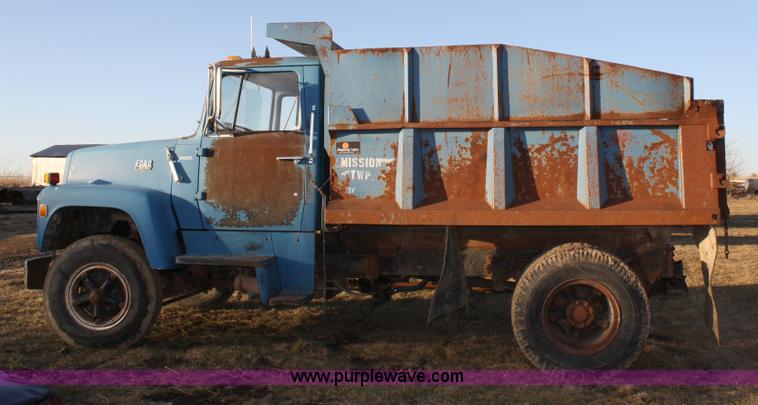 image for item 4910 1982 Ford F800 dump truck