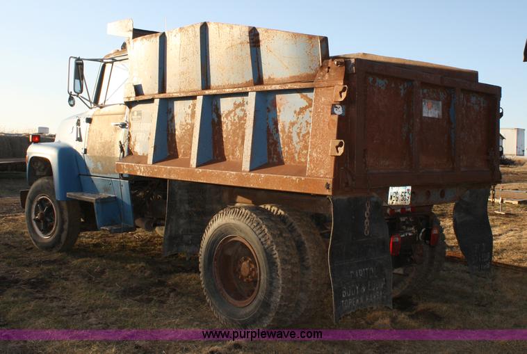 image for item 4910 1982 Ford F800 dump truck