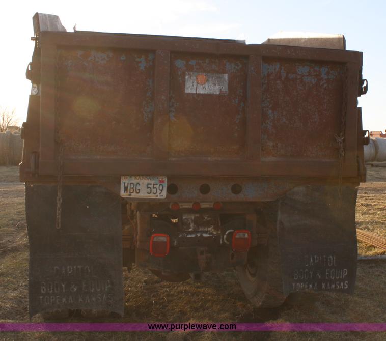 image for item 4910 1982 Ford F800 dump truck