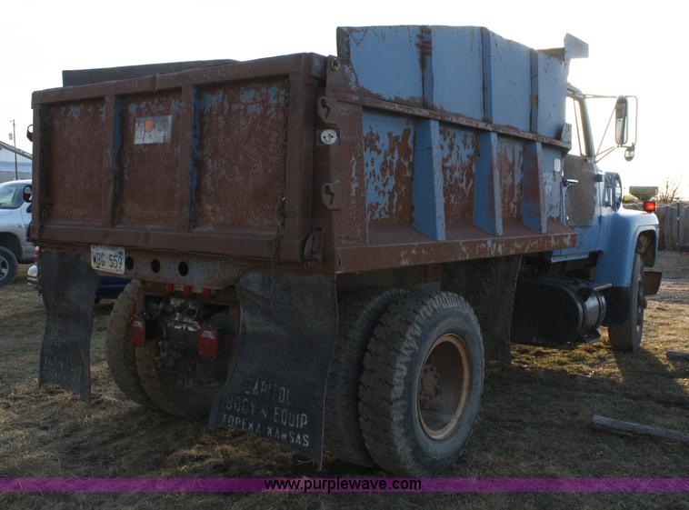 image for item 4910 1982 Ford F800 dump truck