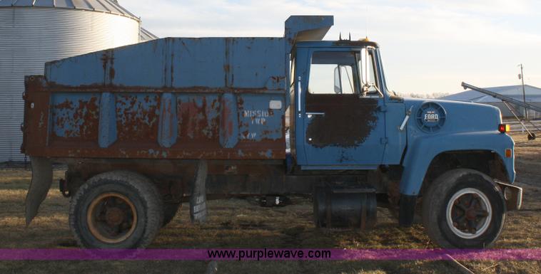 image for item 4910 1982 Ford F800 dump truck