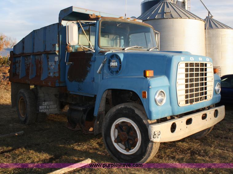 image for item 4910 1982 Ford F800 dump truck