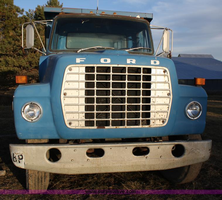 image for item 4910 1982 Ford F800 dump truck