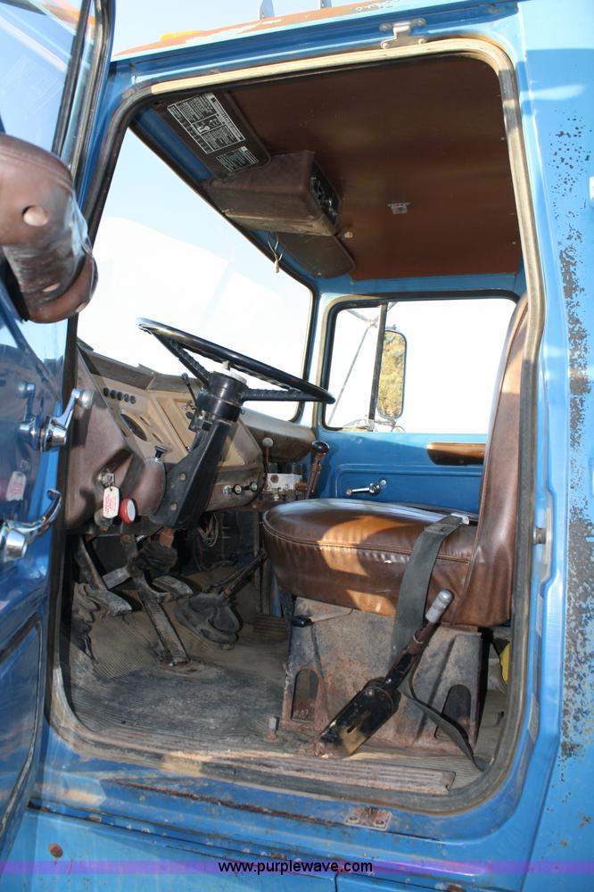 image for item 4910 1982 Ford F800 dump truck