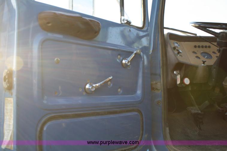 image for item 4910 1982 Ford F800 dump truck