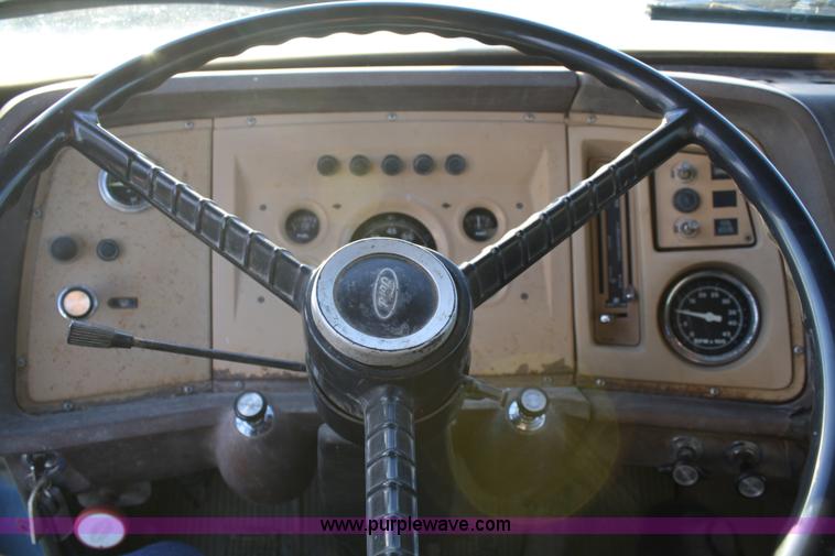 image for item 4910 1982 Ford F800 dump truck