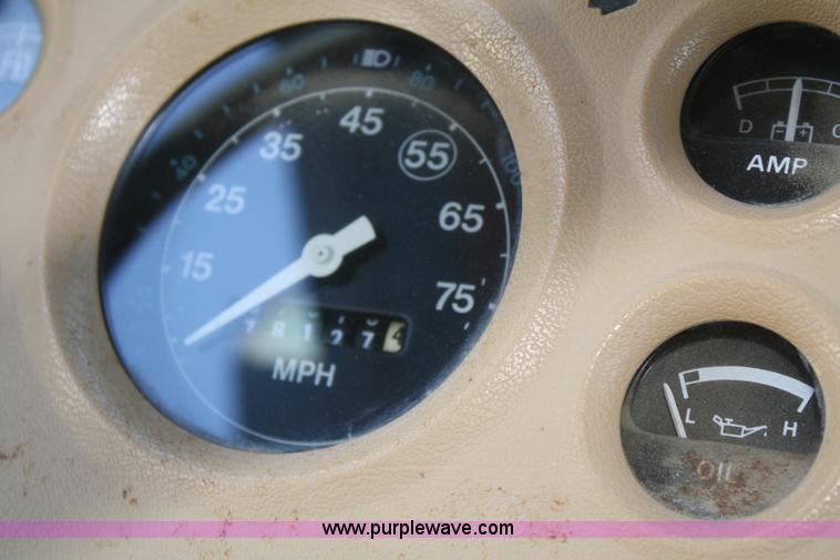 image for item 4910 1982 Ford F800 dump truck