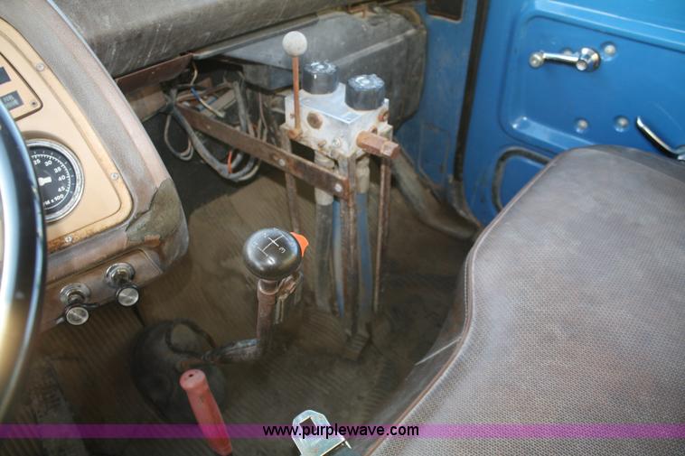 image for item 4910 1982 Ford F800 dump truck