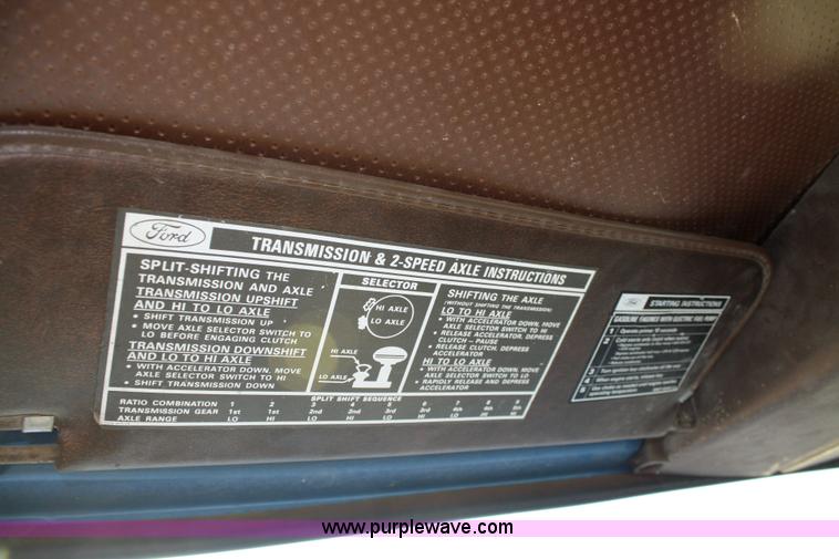 image for item 4910 1982 Ford F800 dump truck