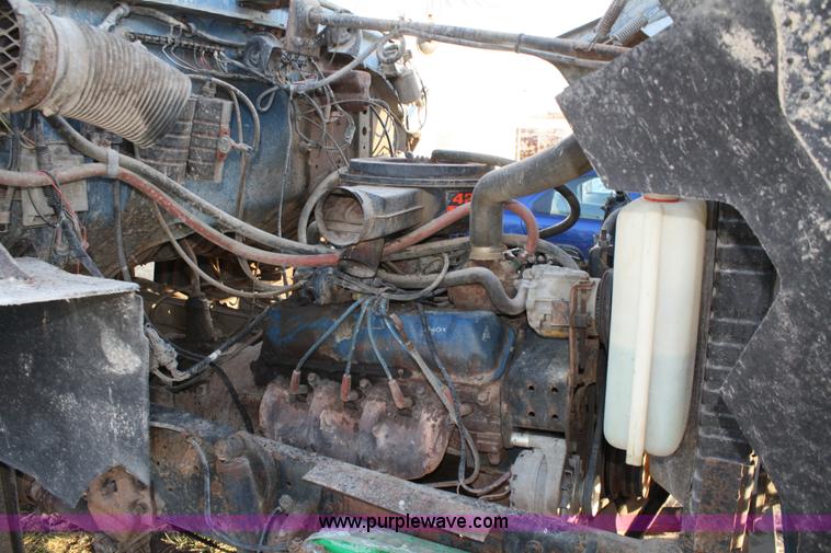 image for item 4910 1982 Ford F800 dump truck