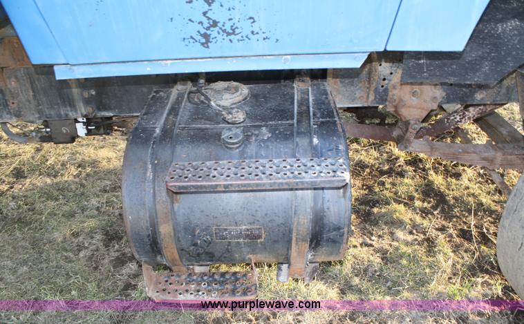 image for item 4910 1982 Ford F800 dump truck