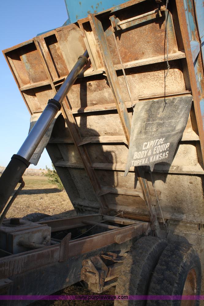 image for item 4910 1982 Ford F800 dump truck