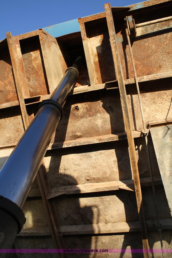 image for item 4910 1982 Ford F800 dump truck