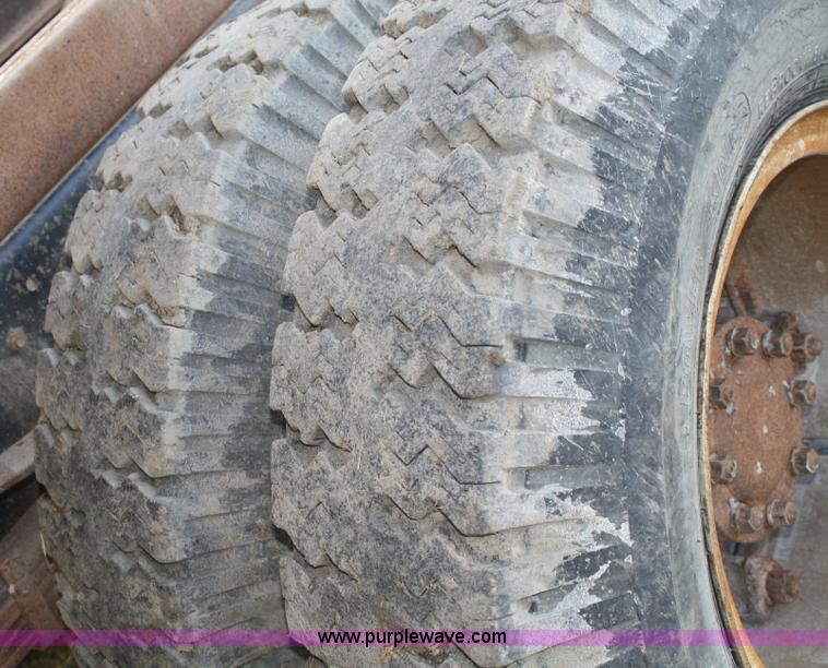 image for item 4910 1982 Ford F800 dump truck