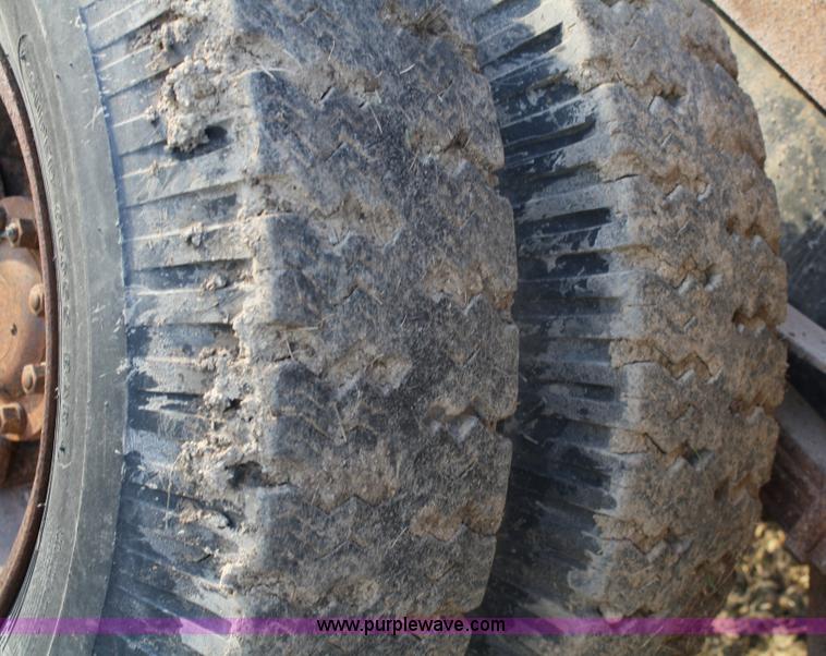 image for item 4910 1982 Ford F800 dump truck