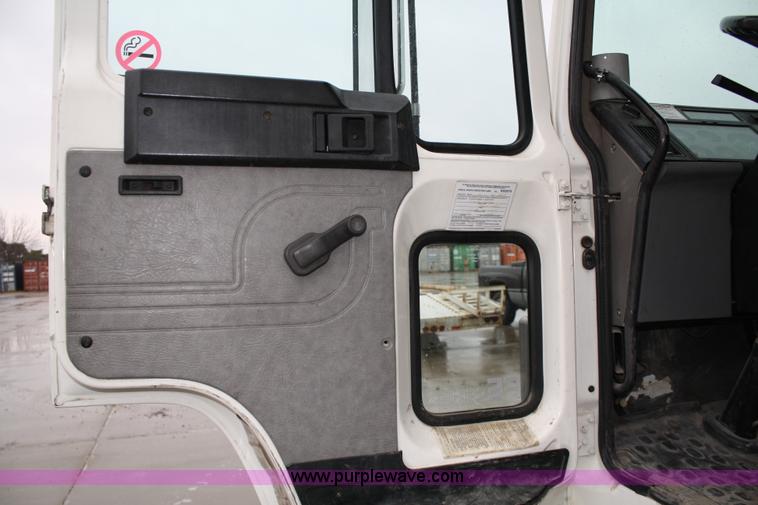 image for item 4923 1994 Volvo cargo truck