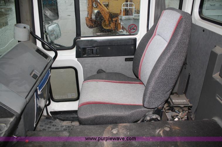 image for item 4923 1994 Volvo cargo truck