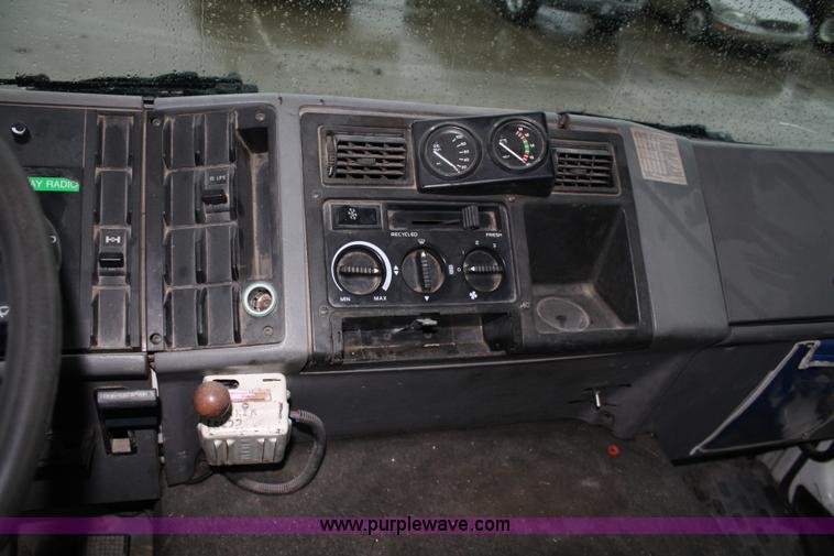 image for item 4923 1994 Volvo cargo truck