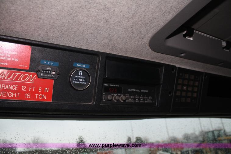 image for item 4923 1994 Volvo cargo truck