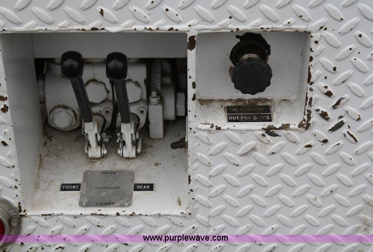 image for item 4938 1993 Texoma TX245T digger derrick bed