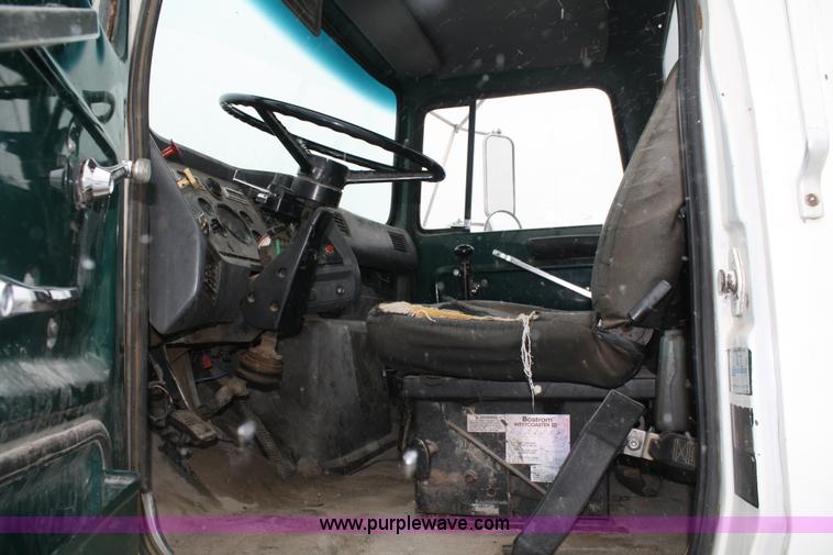 image for item 4944 1987 Ford LN8000 service truck