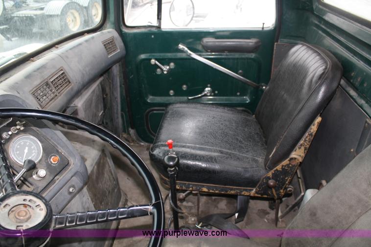 image for item 4944 1987 Ford LN8000 service truck