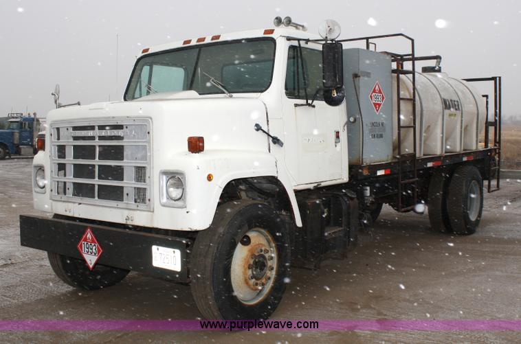 image for item 4945 1979 International 2275 service truck