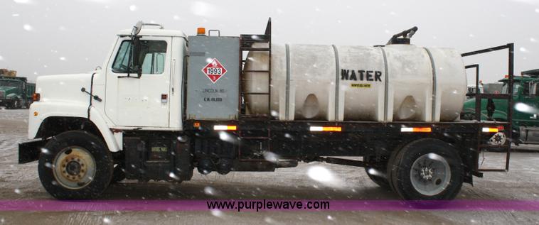 image for item 4945 1979 International 2275 service truck