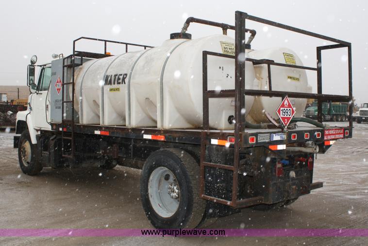 image for item 4945 1979 International 2275 service truck