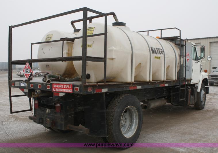 image for item 4945 1979 International 2275 service truck