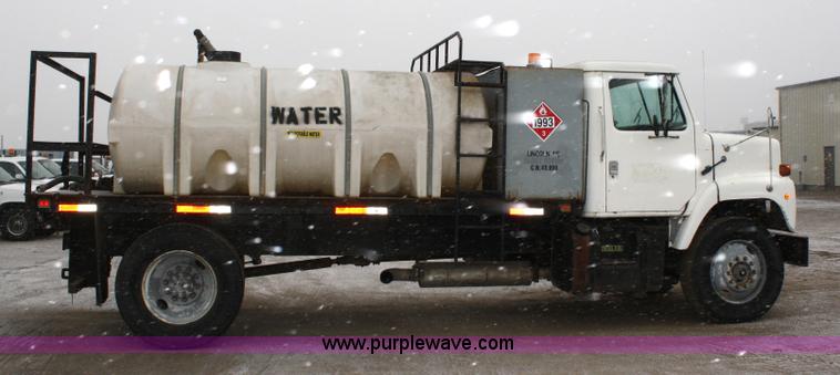 image for item 4945 1979 International 2275 service truck