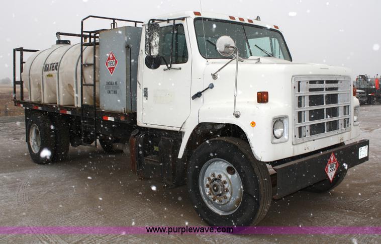 image for item 4945 1979 International 2275 service truck