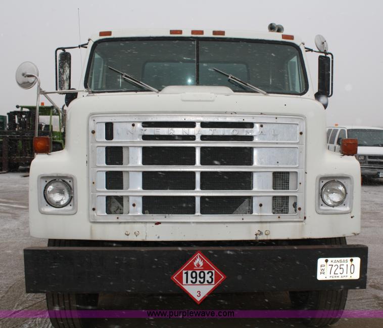 image for item 4945 1979 International 2275 service truck