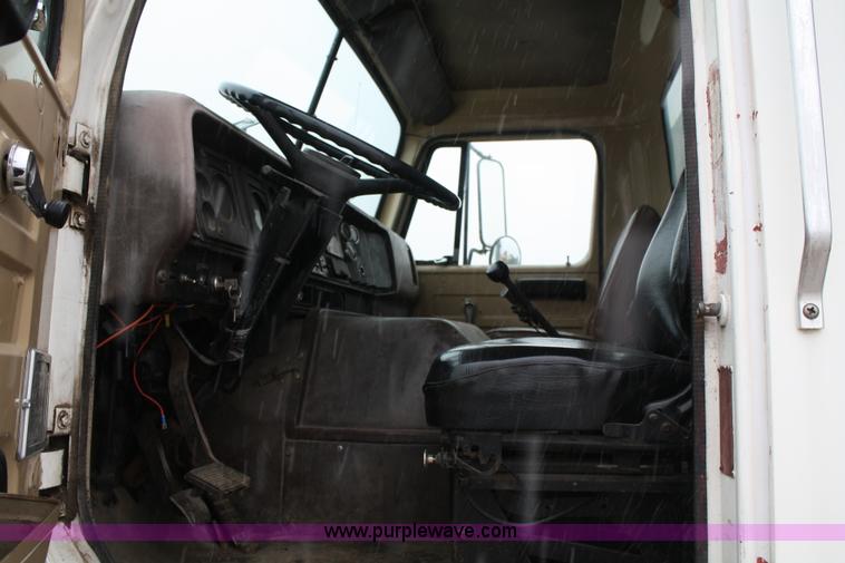 image for item 4945 1979 International 2275 service truck