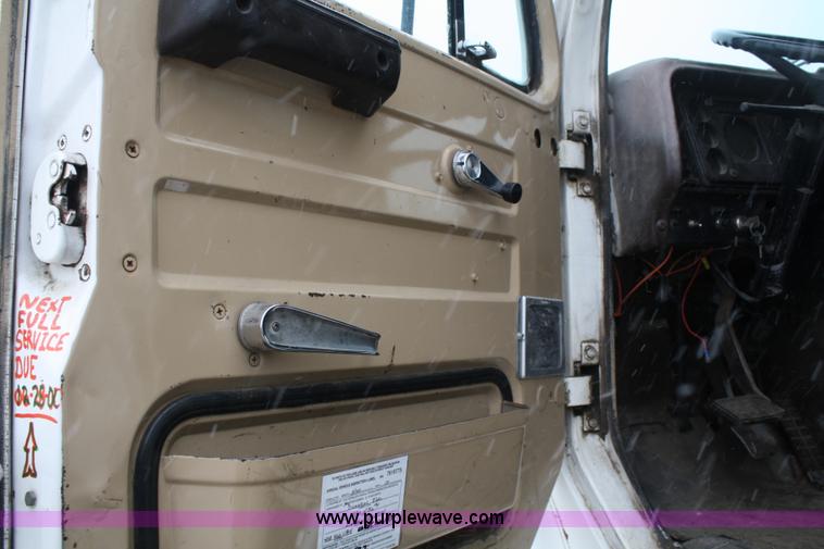 image for item 4945 1979 International 2275 service truck