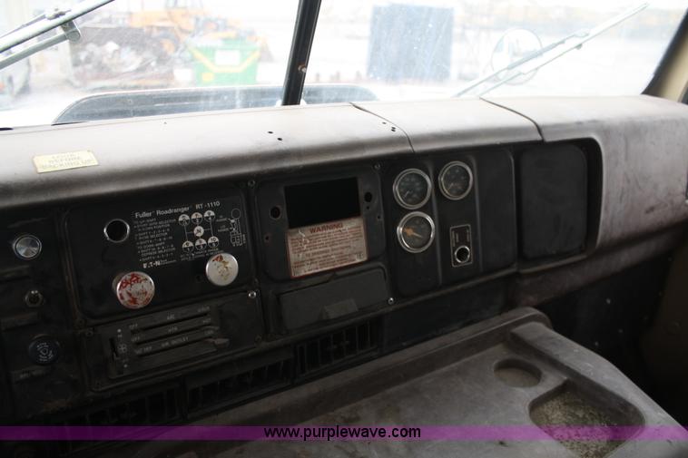 image for item 4945 1979 International 2275 service truck