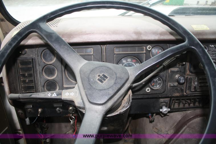 image for item 4945 1979 International 2275 service truck