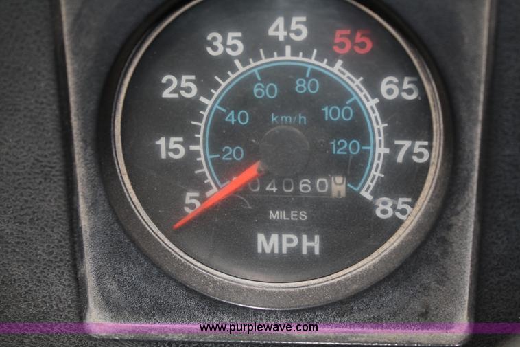 image for item 4945 1979 International 2275 service truck