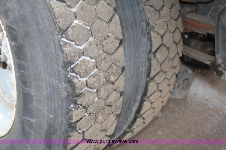 image for item 4945 1979 International 2275 service truck