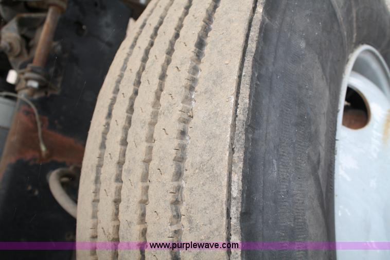 image for item 4945 1979 International 2275 service truck