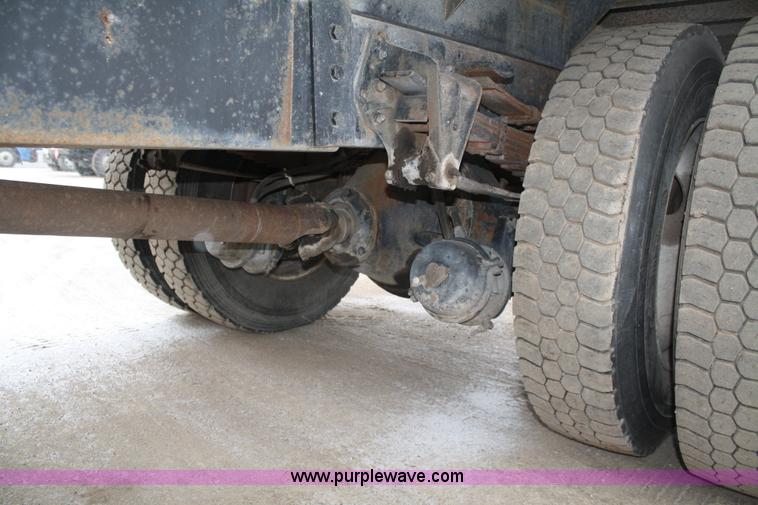 image for item 4945 1979 International 2275 service truck