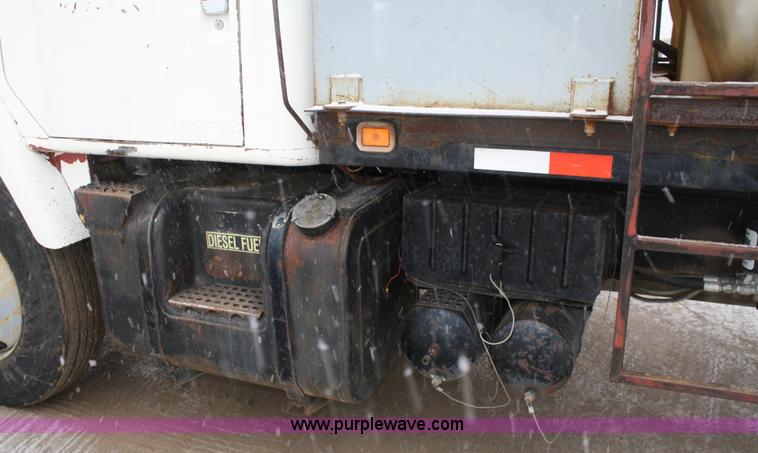 image for item 4945 1979 International 2275 service truck