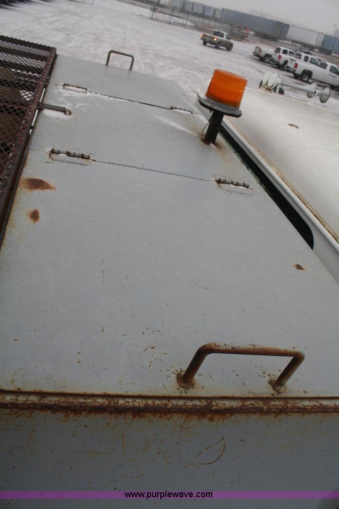 image for item 4945 1979 International 2275 service truck